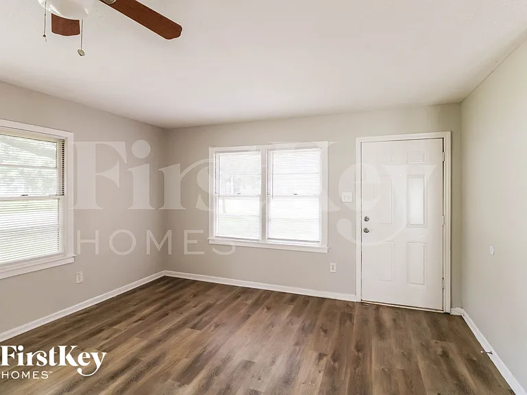 1108 W Camp Cir — Photo 4