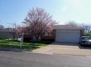 925 Cliff Ct, Carol Stream, IL 60188