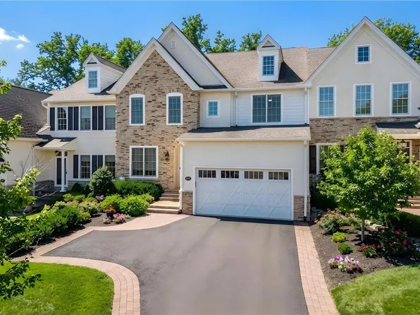 1970 Carriage Knoll Dr, Bethlehem, PA 18015