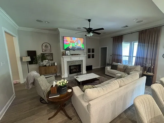 140 Lake Breeze Dr — Photo 2
