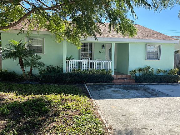 4th image of 1217 Crestwood Blvd