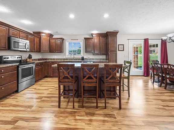 3rd image of 1477 Hemlock Dr