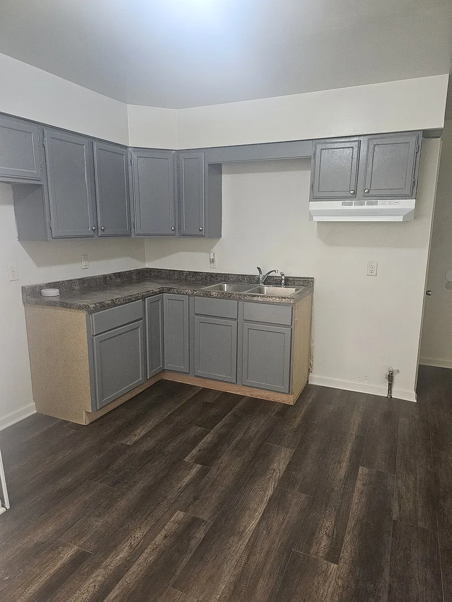 Kitchen...tenant supplies appliances - 3919 Kentucky St