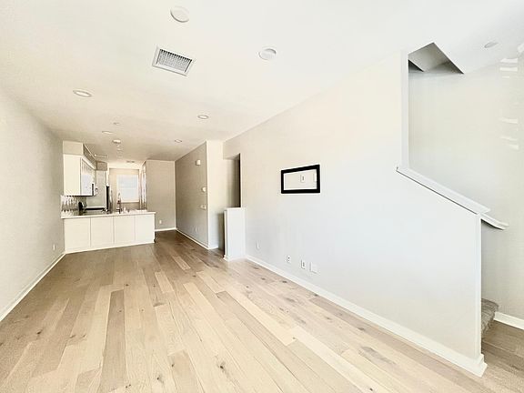 3rd image of 23 Sanctuary Ln