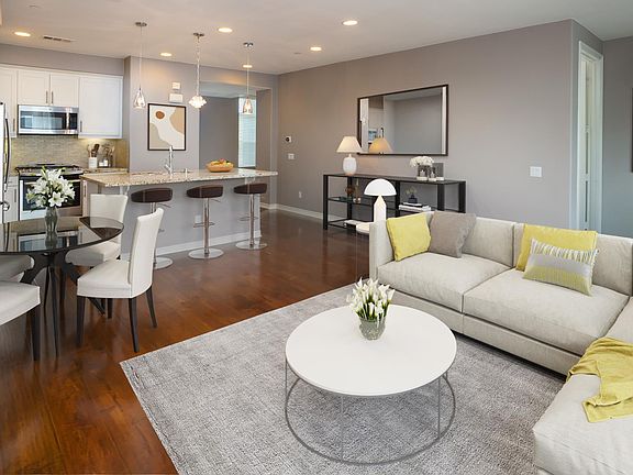 3rd image of 632 Seabright Cir