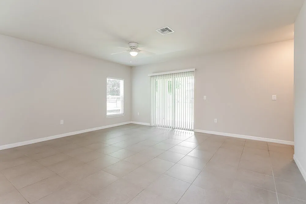 4 bed, 2.0 bath, 1661 sqft, $1,810 — Photo 4