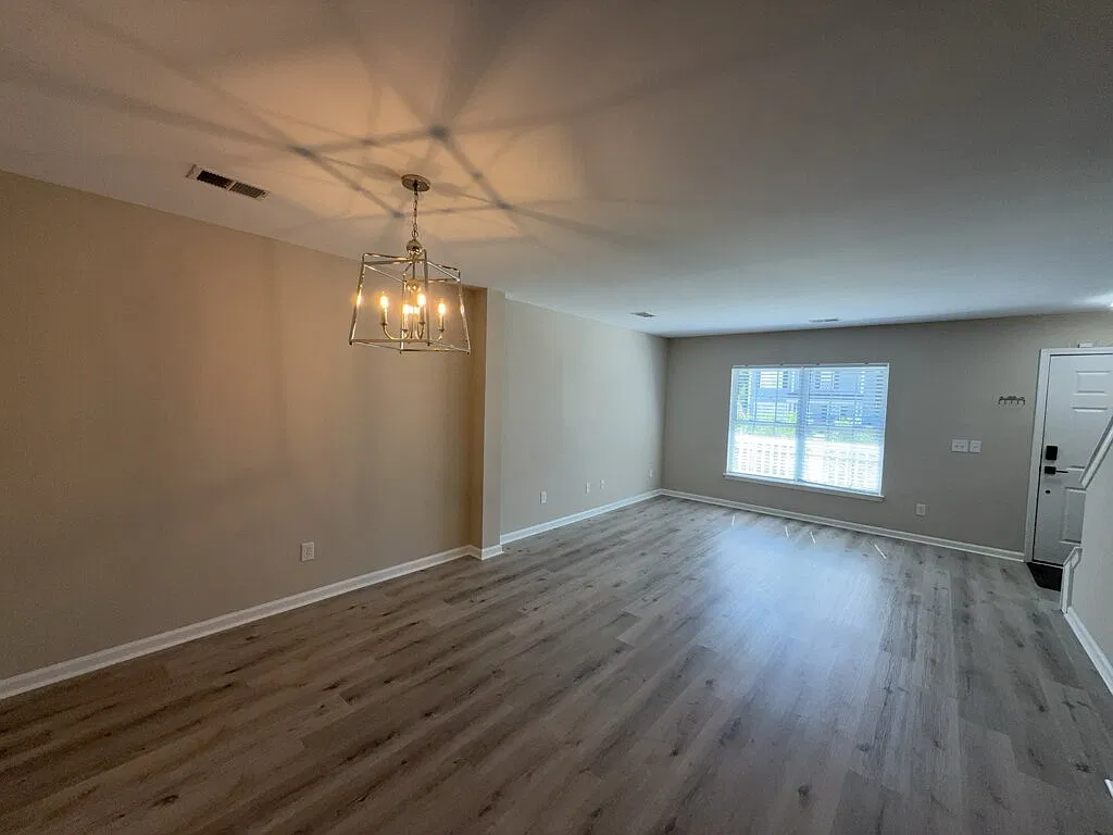 4 bed, 2.5 bath, 2800 sqft, $3,000 — Photo 4
