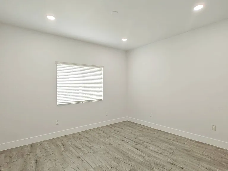 1626 Riverside Dr — Photo 9