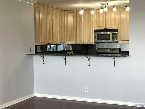 4th image of 6040 Boulevard E APT 7E
