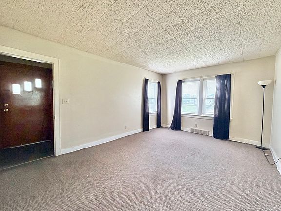 4th image of 800 E 12th St