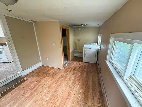 3rd image of 33 Avalon St