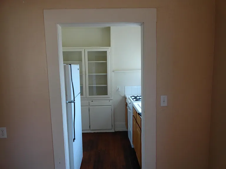 858 21st St — Photo 5