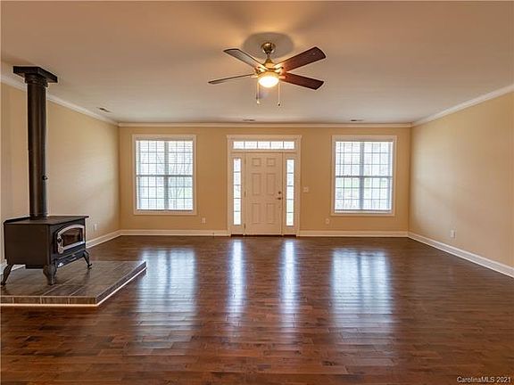 4th image of 412 Gaston Ct