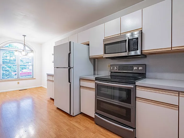 323 Surrey Pl — Photo 12