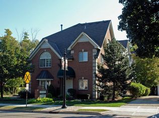 431 Hough St APT 204, Barrington, IL 60010