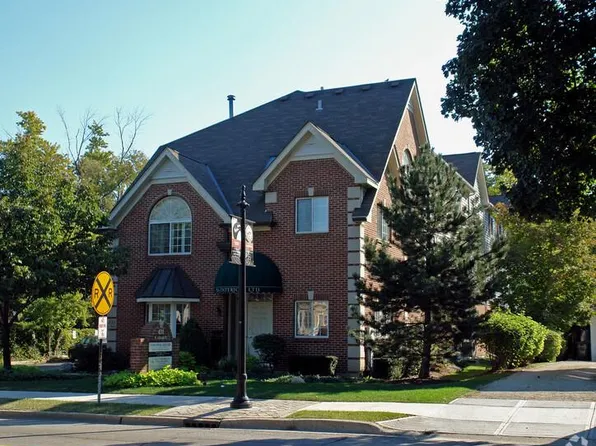 431 Hough St APT 204, Barrington, IL 60010