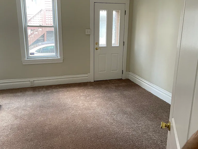 624 Edmond St — Photo 4
