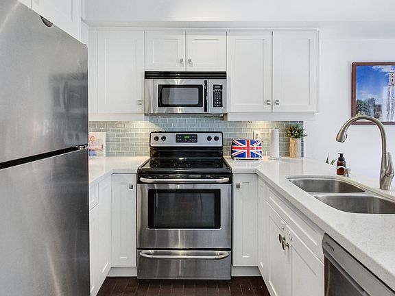 3rd image of 46 Western Battery Rd #838