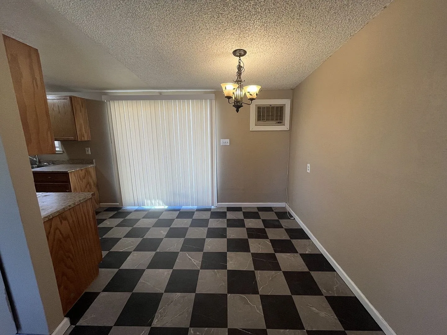 Charming 3 bedroom 1 Bathroom home in California City — Photo 4