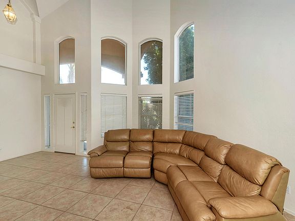 4th image of 4202 E Redwood Ln