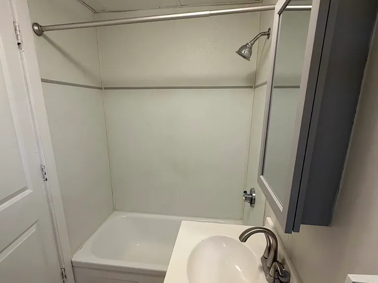 439-441 Rivet St 2E New Bedford Updated 2BR Near Shops, Parks & Major Routes — Photo 20