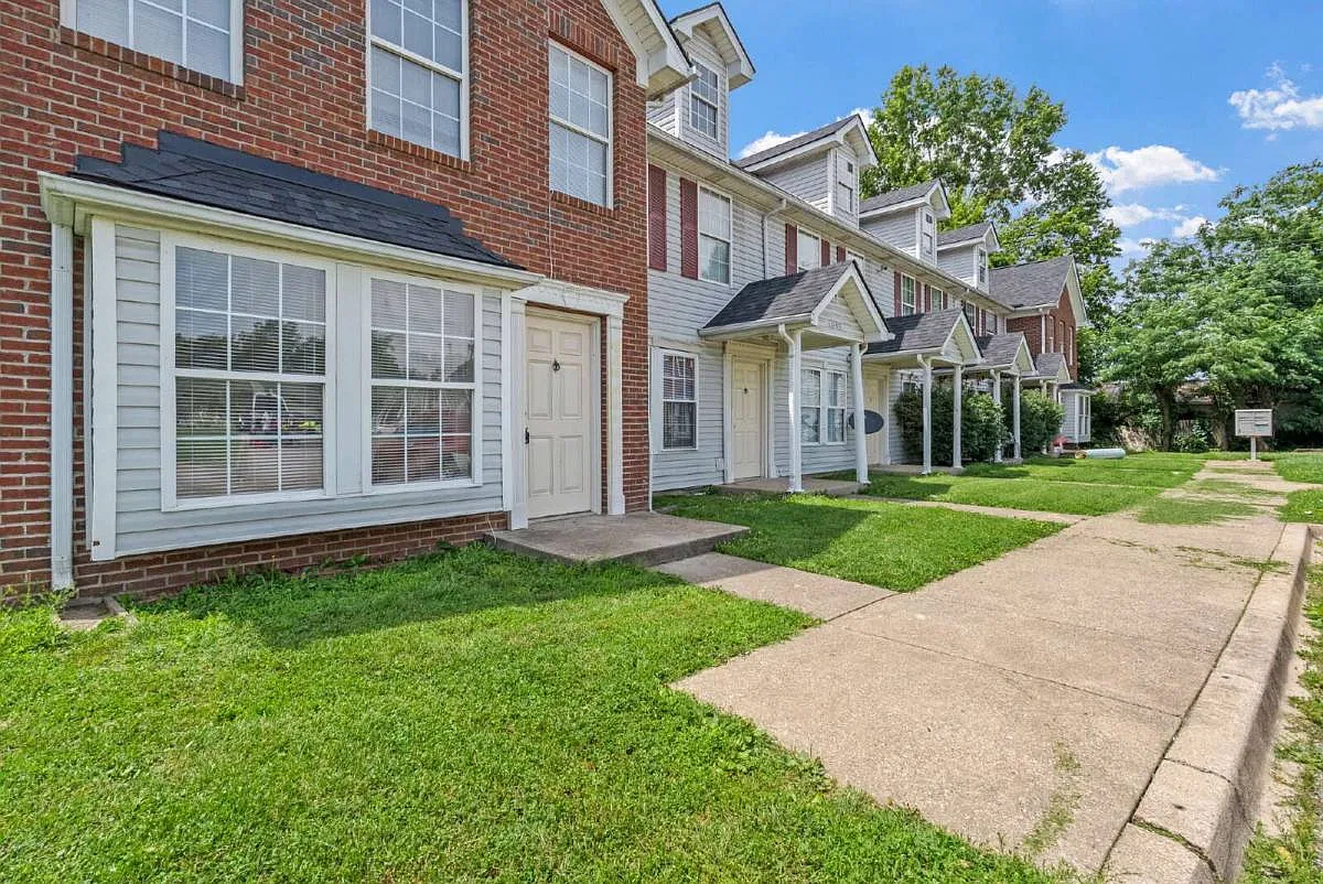 10401 Hillpark Dr in Louisville, KY 40229 — Photo 2
