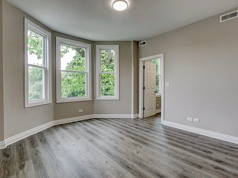 2815 N Hamlin Ave #2F — Photo 6