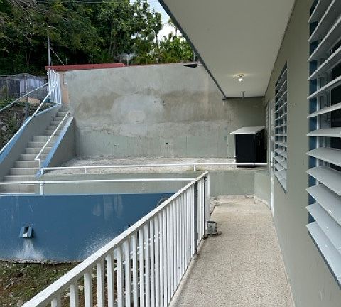 acceso para el apartamento y balcon.