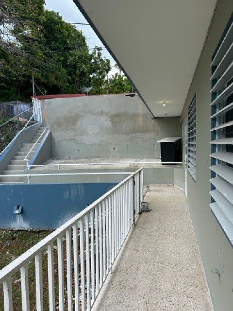 acceso para el apartamento y balcon.