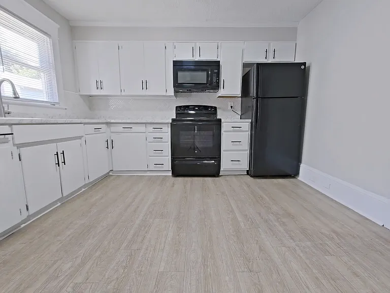 1105 Adams St — Photo 3
