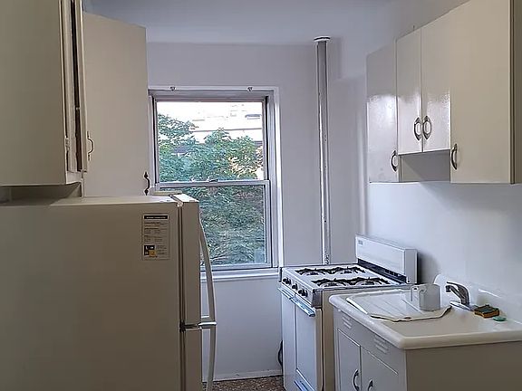 5th image of 530 Grand St APT F3e