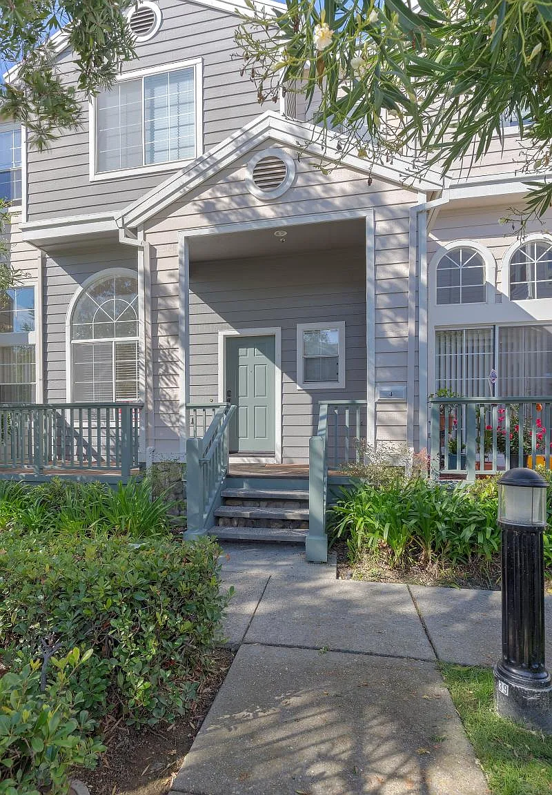 3 bed, 2.5 bath, 1400 sqft, $6,275 — Photo 1