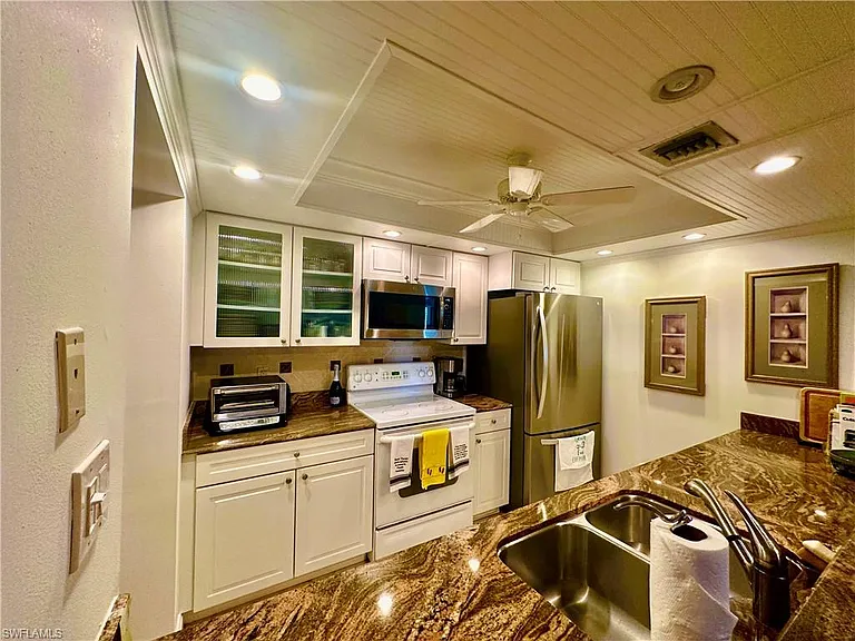 555 Park Shore Dr #B-403 — Photo 7