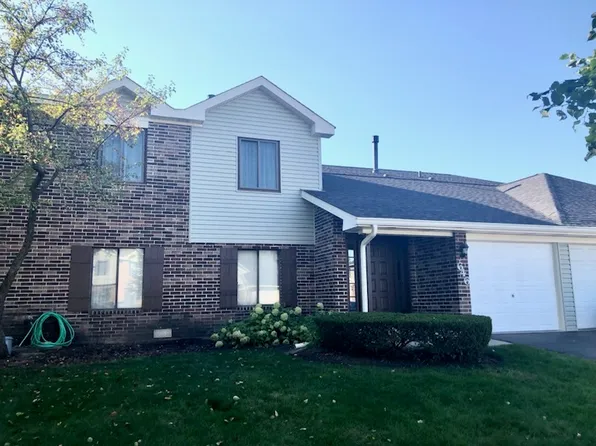 646 Cross Creek Dr #B1, Roselle, IL 60172