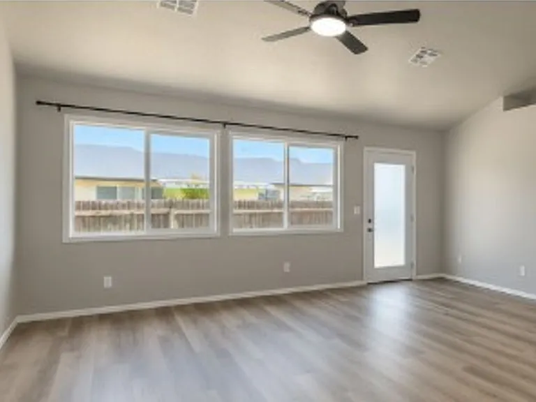 3123 Village Green St — Photo 2