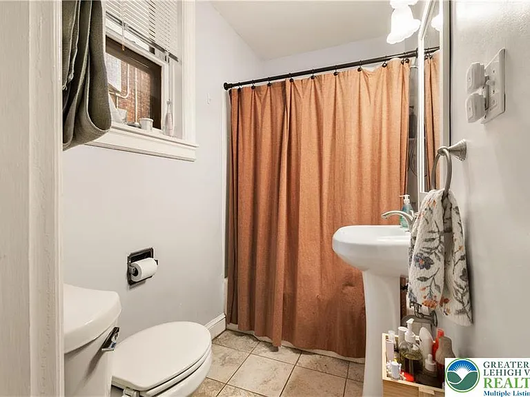 717 W Broad St #1 — Photo 11