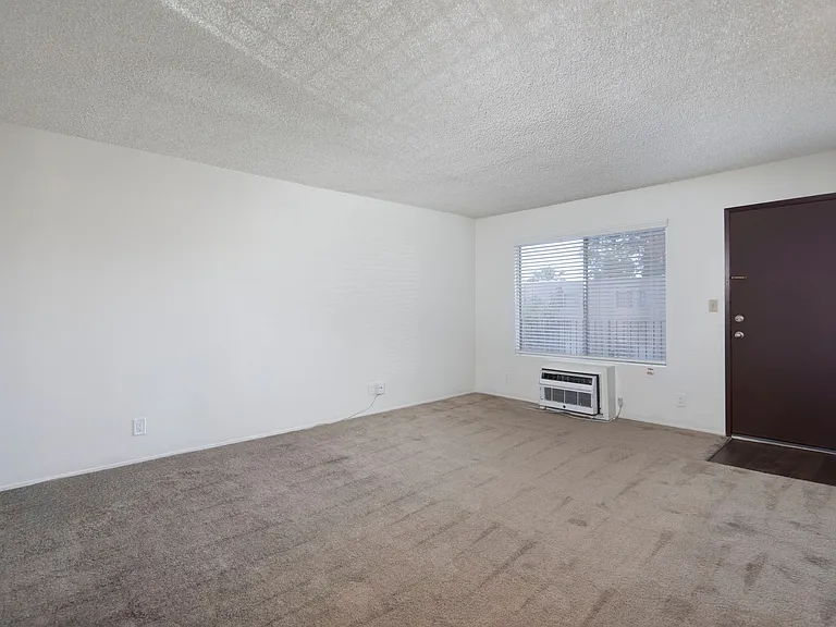 Lakeshore Villa Apartments — Photo 10