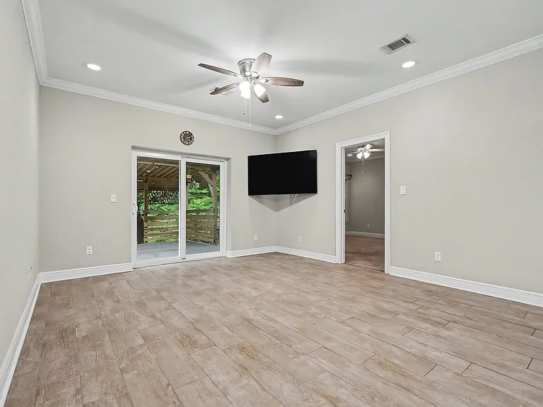 490 Soundview Ct — Photo 18