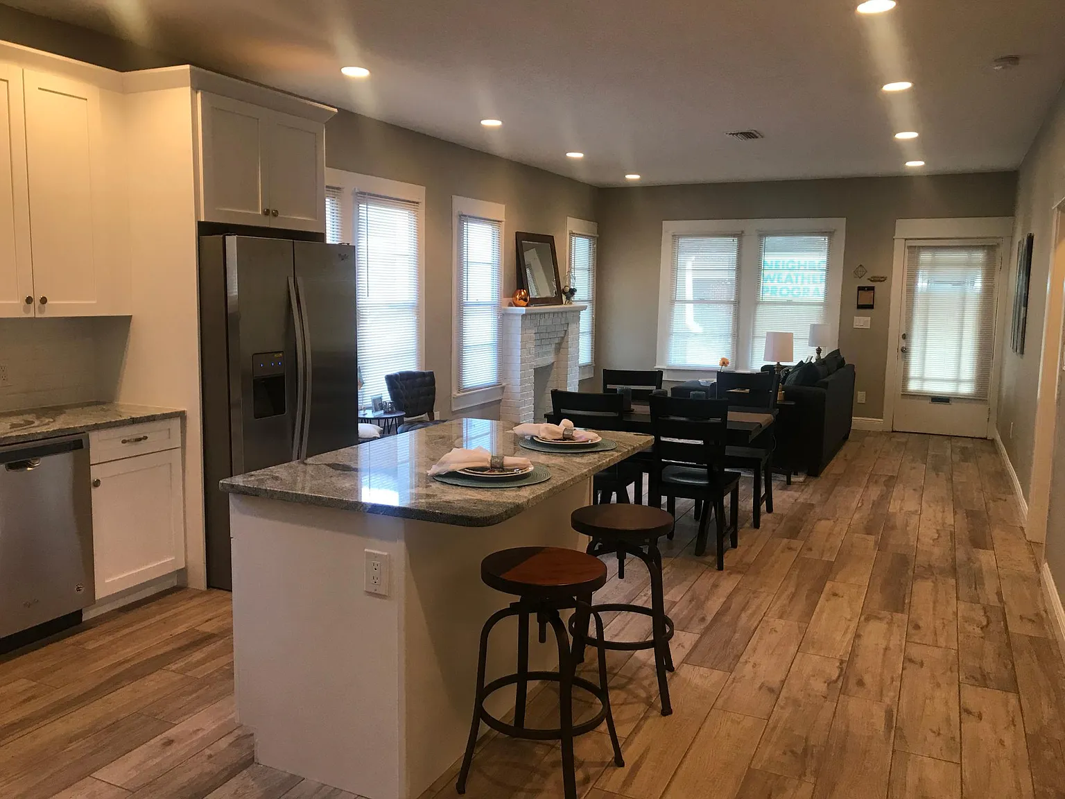 3 bed, 1192 sqft, $2,300 — Photo 3