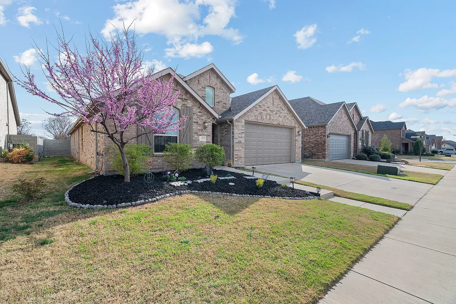 4 bed, 2208 sqft, $3,080 — Photo 3