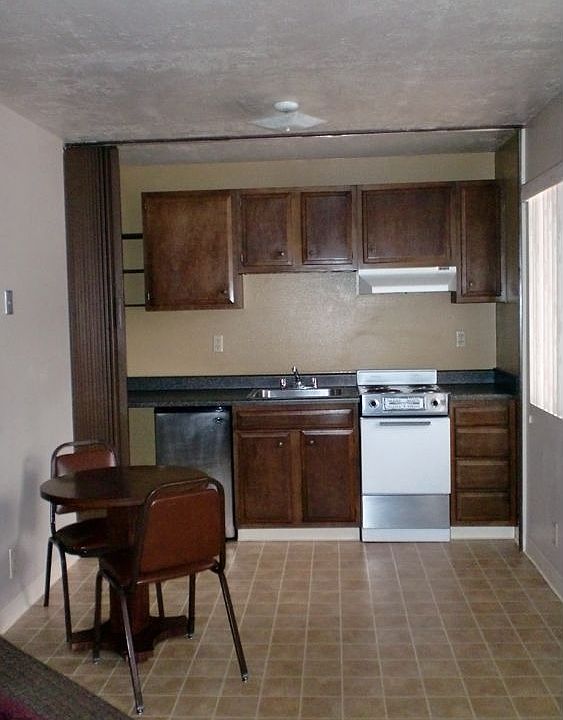 2nd image of 1031 E Broadway St