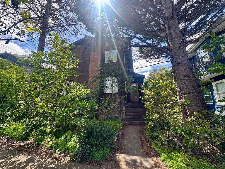 2836 Derby St — Photo 46