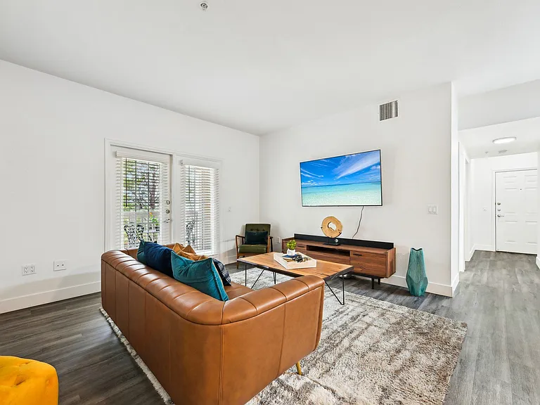 Stone Cliff Apartments — Photo 8