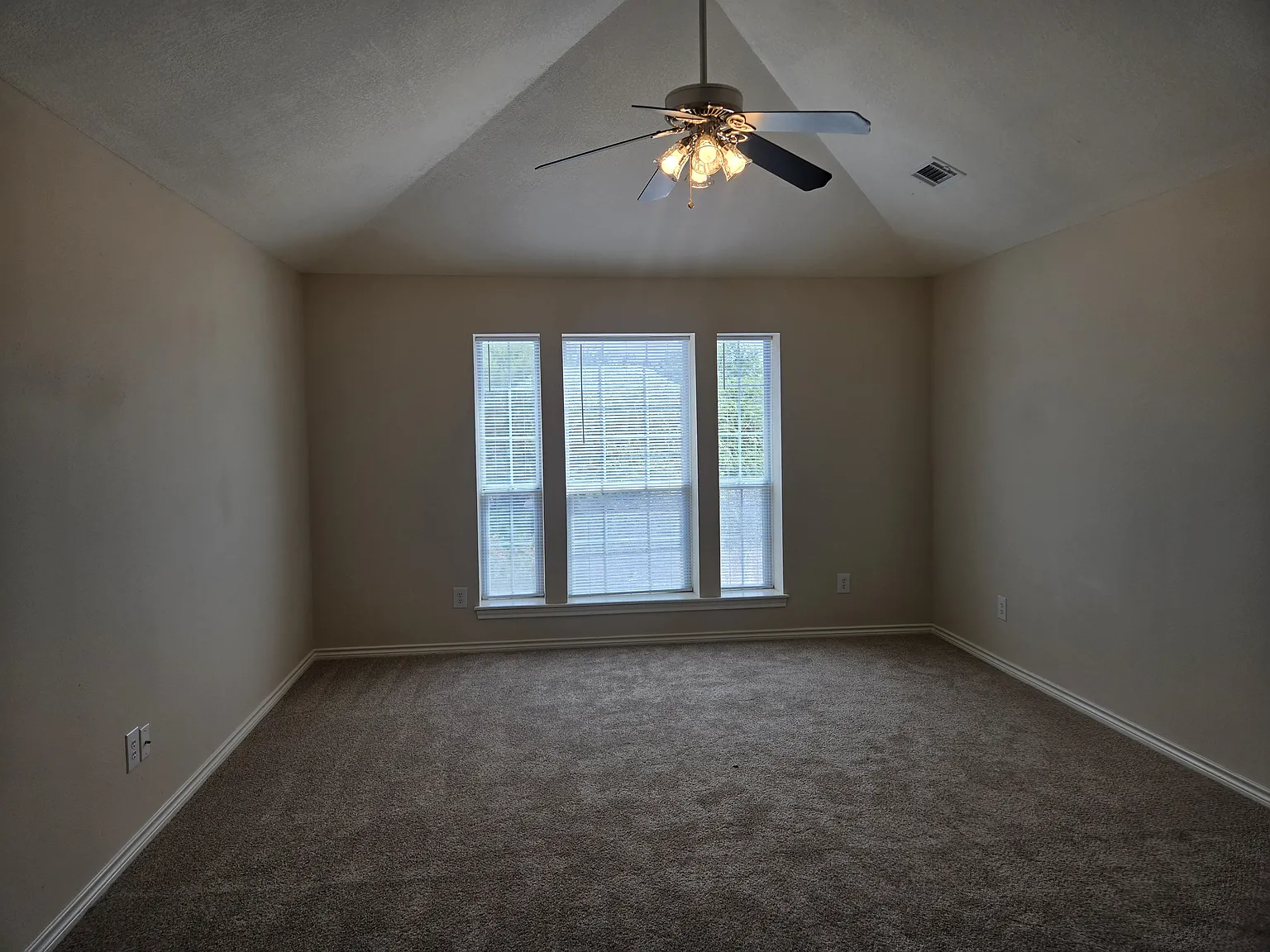 2 bed, 1365 sqft, $1,430 — Photo 3