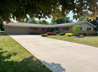 1025 E Crescent Dr, Manitowoc, WI 54220