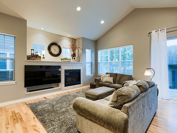 B1 - Living Room 1.jpg