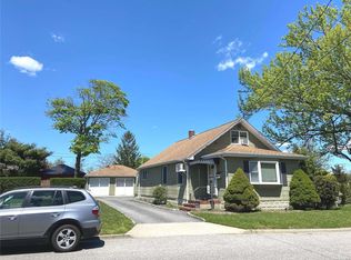19 Gladiola St, Patchogue, NY 11772
