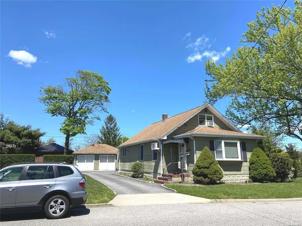 19 Gladiola Street, Patchogue, NY 11772