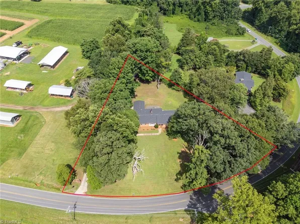 1882 Wentworth St, Reidsville, NC 27320