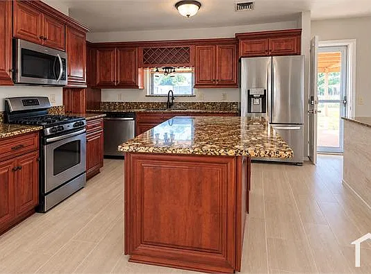 4 bed, $1,900 — Photo 1